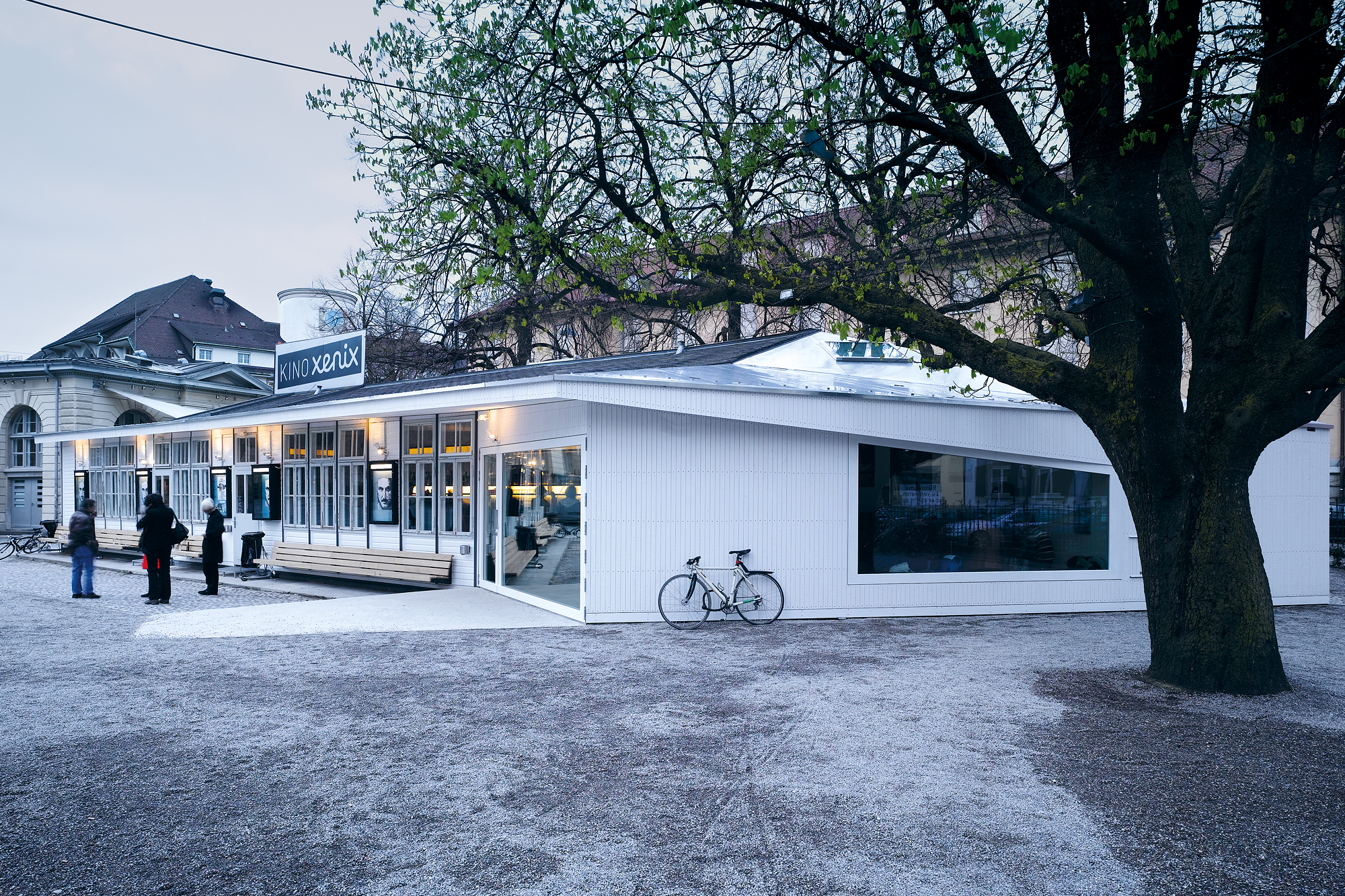 Das erweiterte Kino Xenix, mit grossen Öffnungen zum Platz (© Hannes Henz, Zürich)